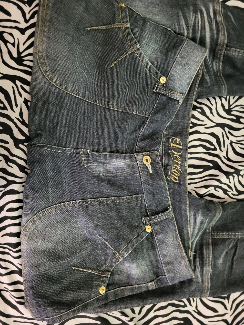 Y2K Dereon Denim Jeans with gold hardware and zebra print on back pockets - Picture 7 of 10